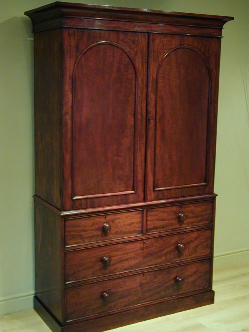 AN EXQUISITE LINEN PRESSGENTLEMAN'S WARDROBE - ADDITIONAL PHOTO 10