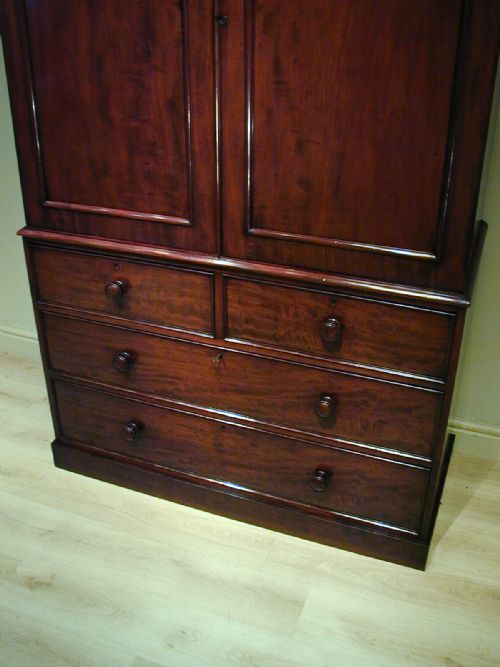 AN EXQUISITE LINEN PRESSGENTLEMAN'S WARDROBE - ADDITIONAL PHOTO 11