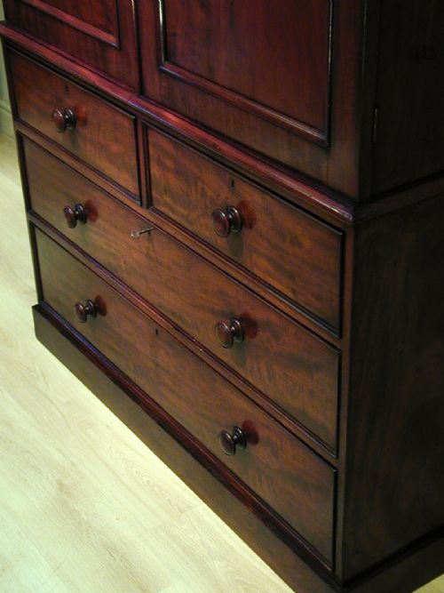 AN EXQUISITE LINEN PRESSGENTLEMAN'S WARDROBE - ADDITIONAL PHOTO 12