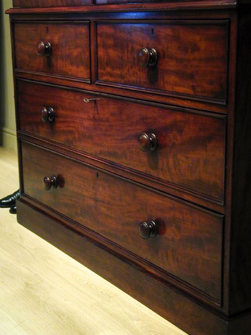 AN EXQUISITE LINEN PRESSGENTLEMAN'S WARDROBE - ADDITIONAL PHOTO 13