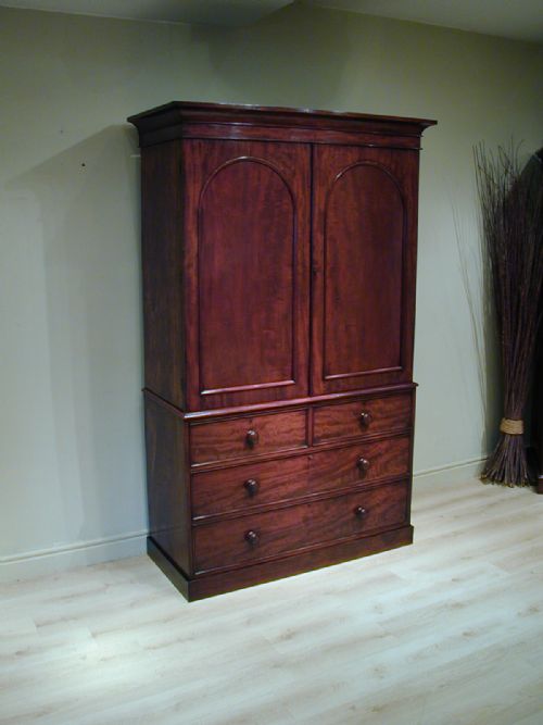 AN EXQUISITE LINEN PRESSGENTLEMAN'S WARDROBE - ADDITIONAL PHOTO 14