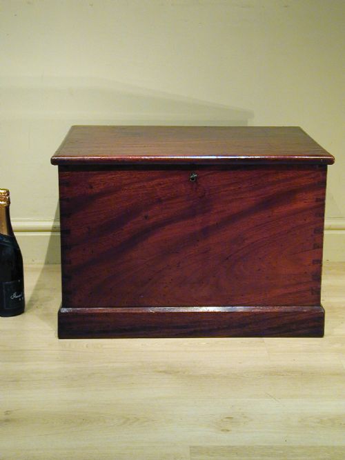 A WONDERFUL MAHOGANY STORAGE TRUNK - ADDITIONAL PHOTO 1