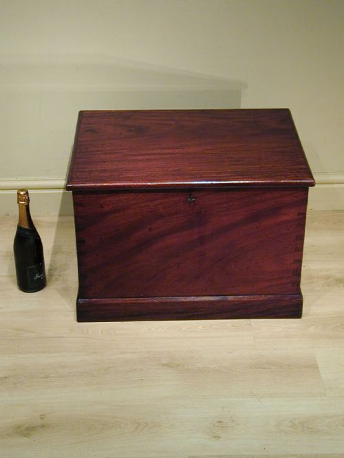 A WONDERFUL MAHOGANY STORAGE TRUNK - ADDITIONAL PHOTO 2