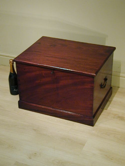 A WONDERFUL MAHOGANY STORAGE TRUNK - ADDITIONAL PHOTO 3