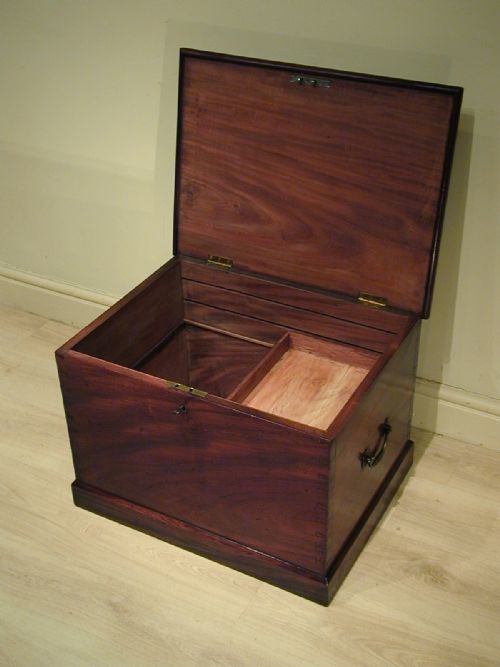 A WONDERFUL MAHOGANY STORAGE TRUNK - ADDITIONAL PHOTO 4