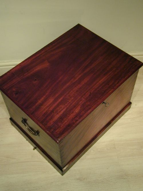 A WONDERFUL MAHOGANY STORAGE TRUNK - ADDITIONAL PHOTO 5