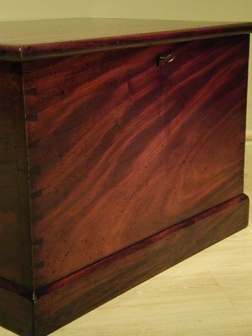 A WONDERFUL MAHOGANY STORAGE TRUNK - ADDITIONAL PHOTO 6