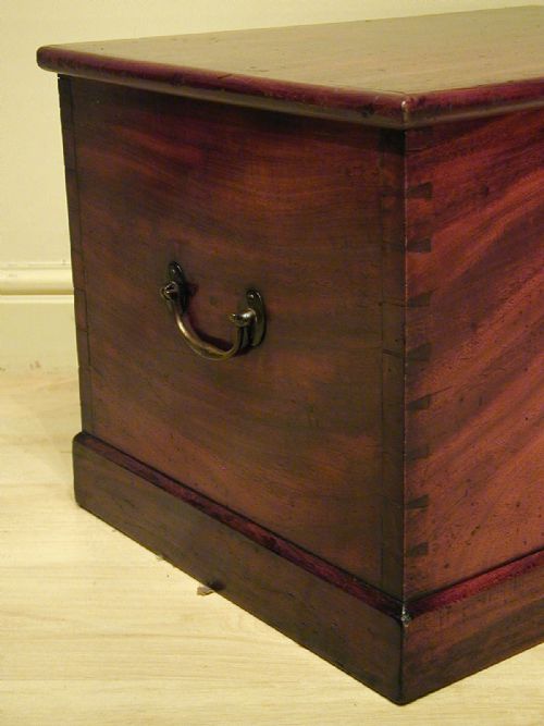 A WONDERFUL MAHOGANY STORAGE TRUNK - ADDITIONAL PHOTO 7
