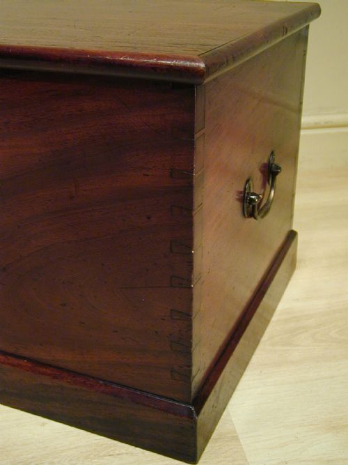 A WONDERFUL MAHOGANY STORAGE TRUNK - ADDITIONAL PHOTO 8
