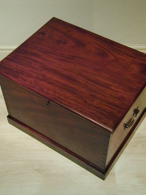 A WONDERFUL MAHOGANY STORAGE TRUNK - ADDITIONAL PHOTO 9