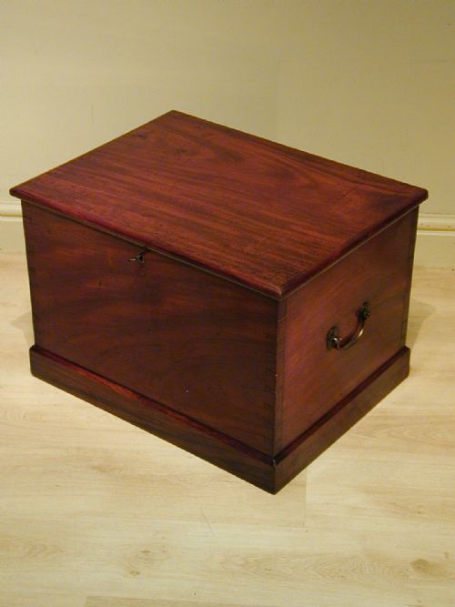 A WONDERFUL MAHOGANY STORAGE TRUNK - ADDITIONAL PHOTO 10