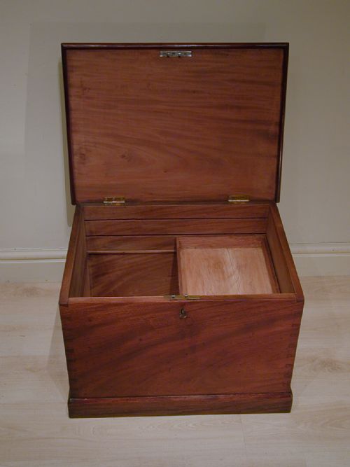 A WONDERFUL MAHOGANY STORAGE TRUNK - ADDITIONAL PHOTO 11