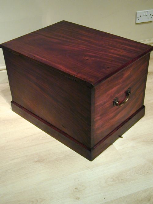 A WONDERFUL MAHOGANY STORAGE TRUNK - ADDITIONAL PHOTO 12