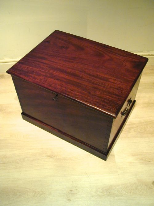 A WONDERFUL MAHOGANY STORAGE TRUNK - ADDITIONAL PHOTO 13