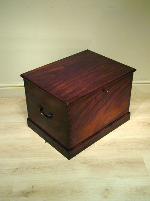 A WONDERFUL MAHOGANY STORAGE TRUNK - ADDITIONAL PHOTO 14