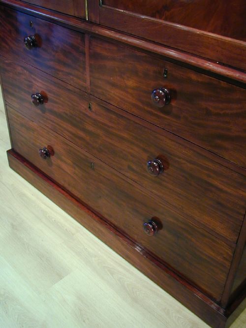 A FINE MAHOGANY LINEN PRESS - ADDITIONAL PHOTO 1