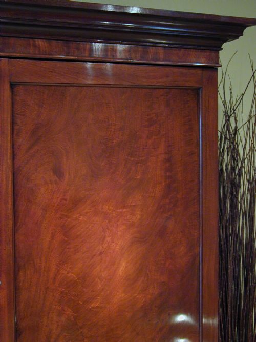 A FINE MAHOGANY LINEN PRESS - ADDITIONAL PHOTO 2