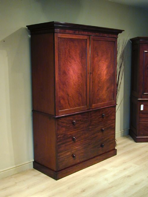 A FINE MAHOGANY LINEN PRESS - ADDITIONAL PHOTO 4
