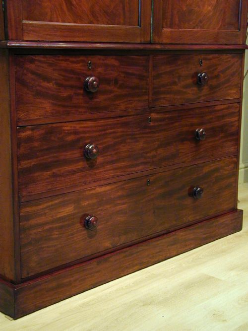 A FINE MAHOGANY LINEN PRESS - ADDITIONAL PHOTO 5