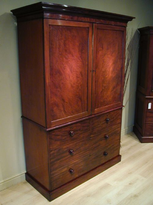 A FINE MAHOGANY LINEN PRESS - ADDITIONAL PHOTO 6
