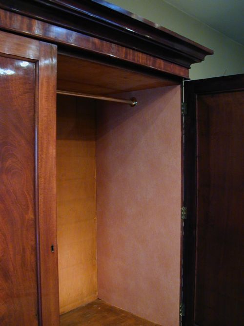 A FINE MAHOGANY LINEN PRESS - ADDITIONAL PHOTO 8