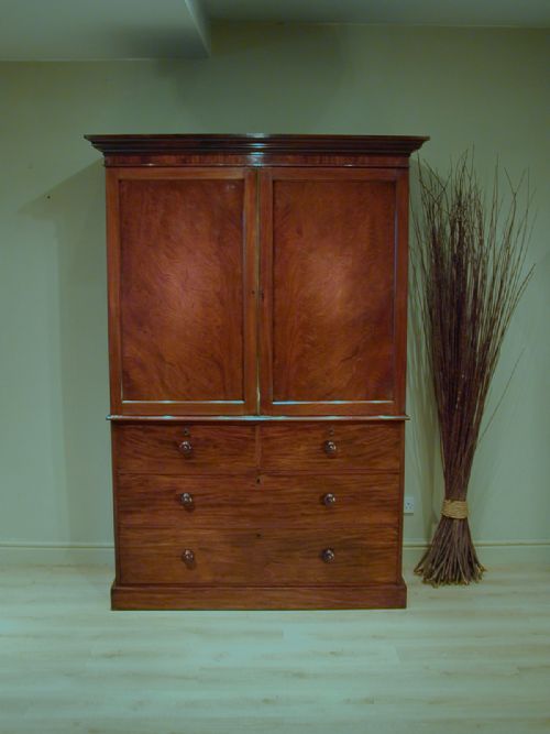 A FINE MAHOGANY LINEN PRESS - ADDITIONAL PHOTO 10