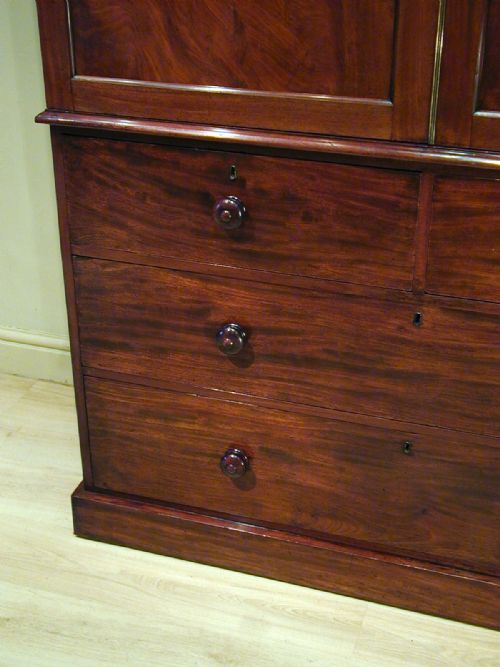 A FINE MAHOGANY LINEN PRESS - ADDITIONAL PHOTO 13