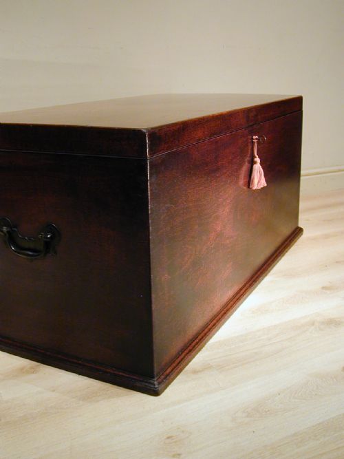 A SUPERB QUALITY LARGE GEORGIAN TRUNK - ADDITIONAL PHOTO 3