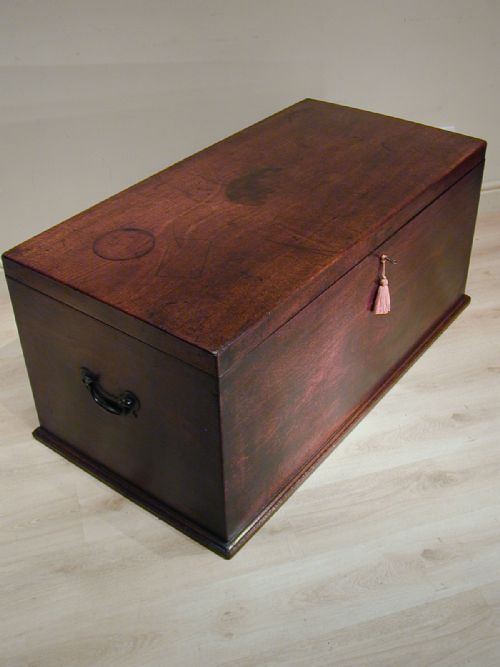 A SUPERB QUALITY LARGE GEORGIAN TRUNK - ADDITIONAL PHOTO 5