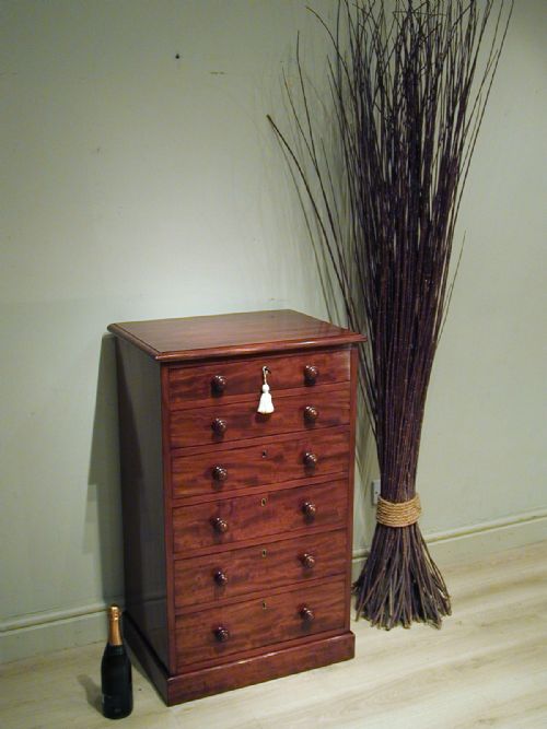 A VERY FINE SMALL CHEST OF DRAWERS BY HEALS - ADDITIONAL PHOTO 3