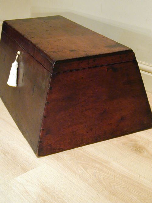 AN UNUSUAL 19TH CENTURY STORAGE TRUNK - ADDITIONAL PHOTO 6
