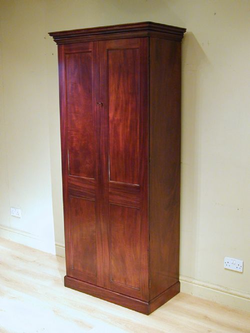 A BEAUTIFUL SMALL 2DOOR WARDROBE - ADDITIONAL PHOTO 4