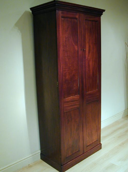 A BEAUTIFUL SMALL 2DOOR WARDROBE - ADDITIONAL PHOTO 10
