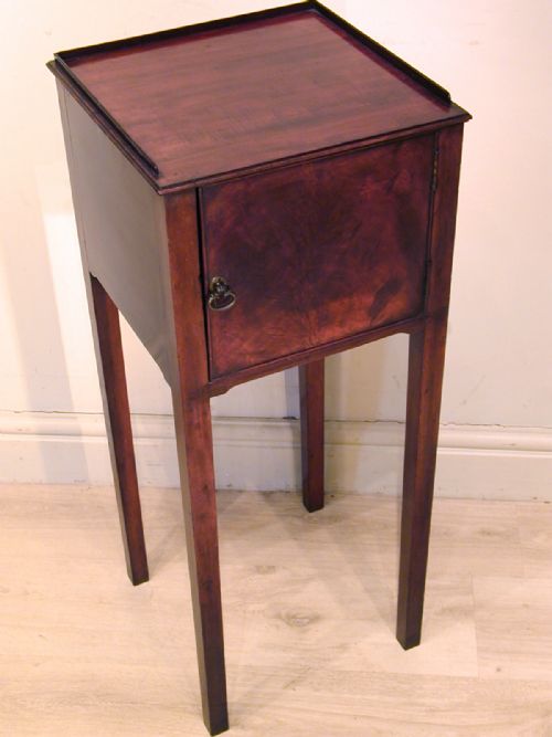 A SMALL BEDSIDE CABINETTABLE - ADDITIONAL PHOTO 1