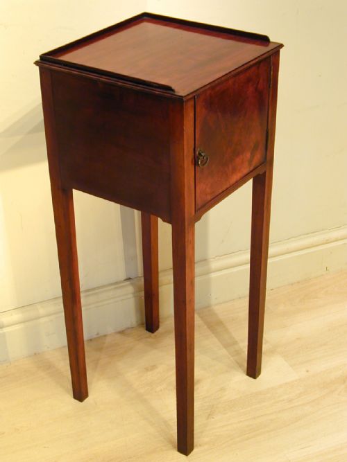 A SMALL BEDSIDE CABINETTABLE - ADDITIONAL PHOTO 2