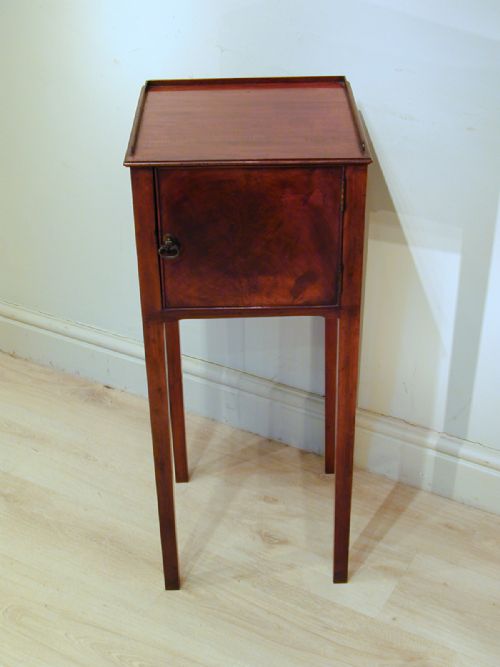 A SMALL BEDSIDE CABINETTABLE - ADDITIONAL PHOTO 3