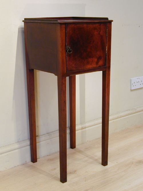 A SMALL BEDSIDE CABINETTABLE - ADDITIONAL PHOTO 5