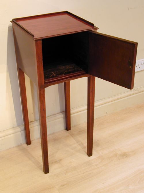 A SMALL BEDSIDE CABINETTABLE - ADDITIONAL PHOTO 6