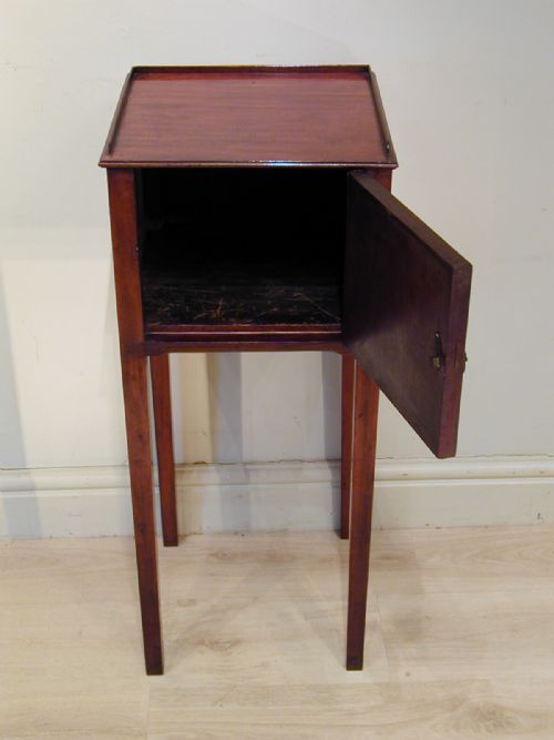 A SMALL BEDSIDE CABINETTABLE - ADDITIONAL PHOTO 7