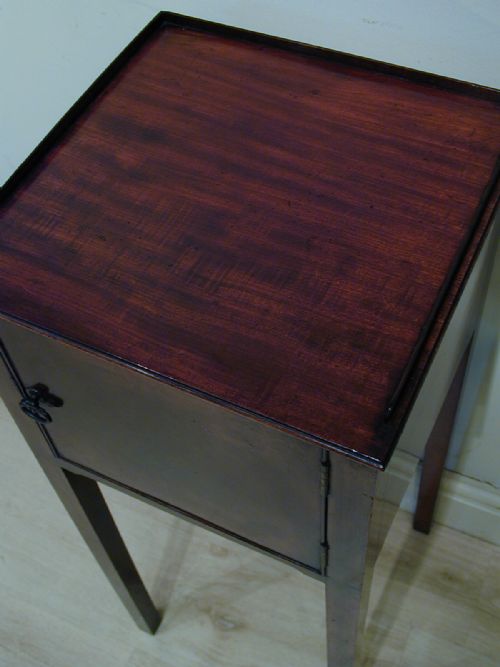 A SMALL BEDSIDE CABINETTABLE - ADDITIONAL PHOTO 9