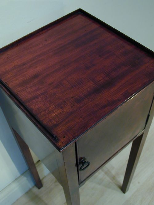 A SMALL BEDSIDE CABINETTABLE - ADDITIONAL PHOTO 10