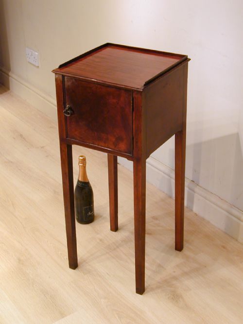 A SMALL BEDSIDE CABINETTABLE - ADDITIONAL PHOTO 11