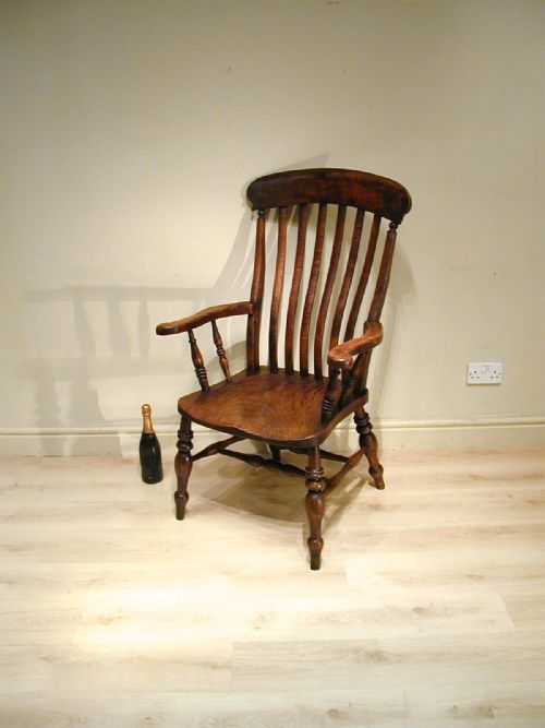 A GENEROUSLY PROPORTIONED WINDSOR ARMCHAIR - ADDITIONAL PHOTO 1