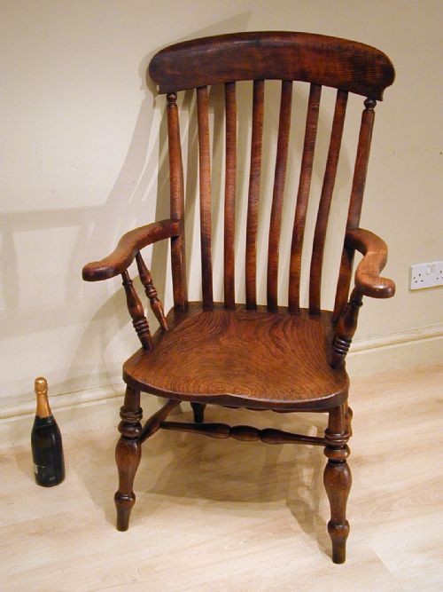 A GENEROUSLY PROPORTIONED WINDSOR ARMCHAIR - ADDITIONAL PHOTO 3