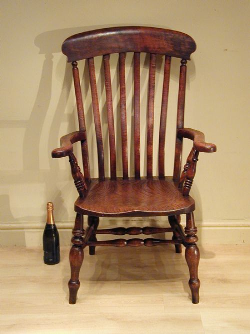 A GENEROUSLY PROPORTIONED WINDSOR ARMCHAIR - ADDITIONAL PHOTO 4