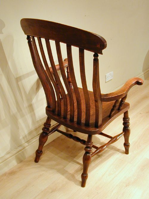 A GENEROUSLY PROPORTIONED WINDSOR ARMCHAIR - ADDITIONAL PHOTO 8