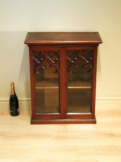 A STYLISH GOTHIC CUPBOARD IN ENGLISH OAK - ADDITIONAL PHOTO 1
