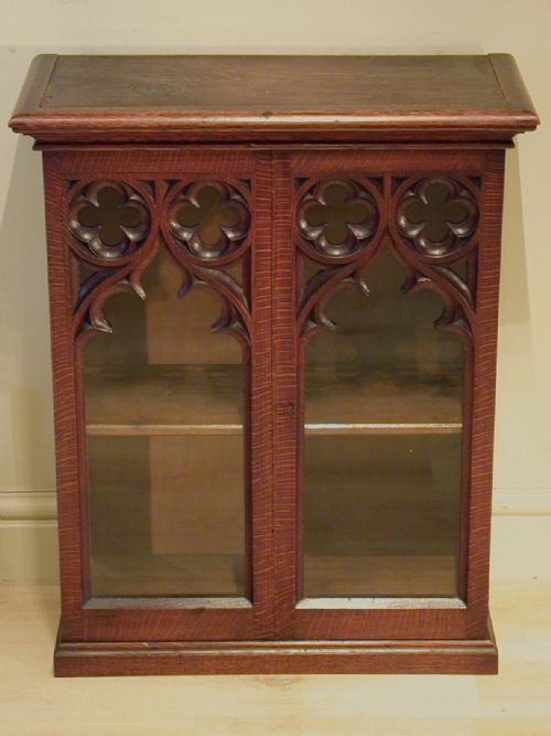 A STYLISH GOTHIC CUPBOARD IN ENGLISH OAK - ADDITIONAL PHOTO 2
