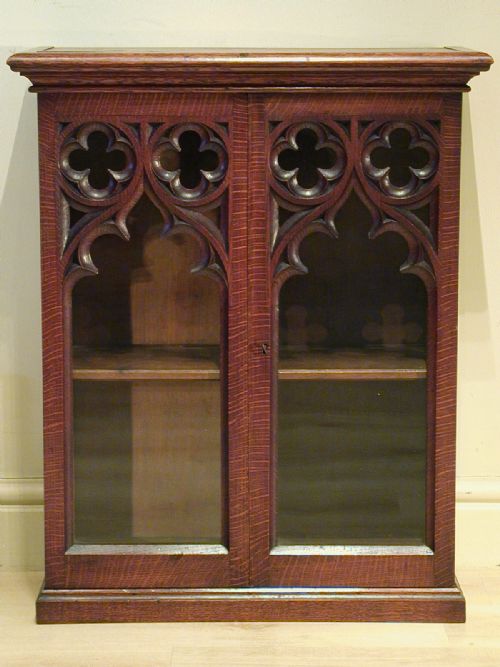 A STYLISH GOTHIC CUPBOARD IN ENGLISH OAK - ADDITIONAL PHOTO 3