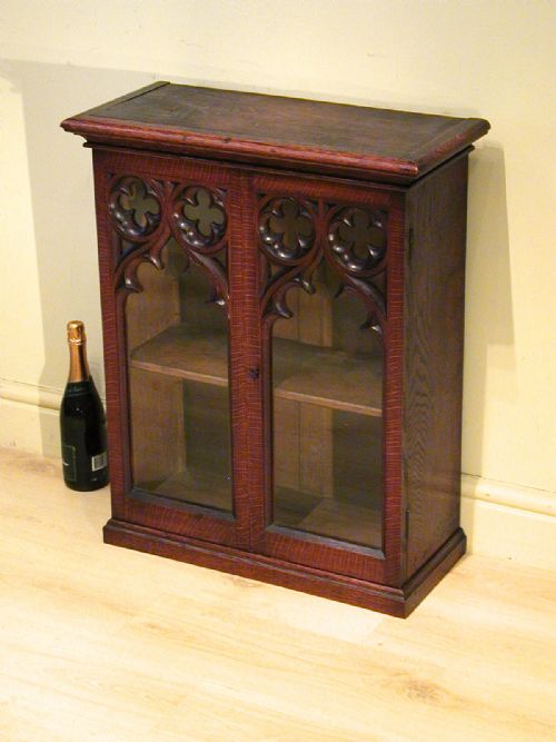 A STYLISH GOTHIC CUPBOARD IN ENGLISH OAK - ADDITIONAL PHOTO 4